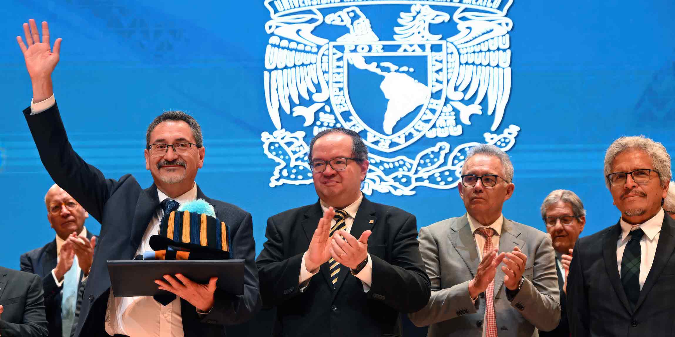 Jorge Arturo Meave recibe insignias Profesor Emérito